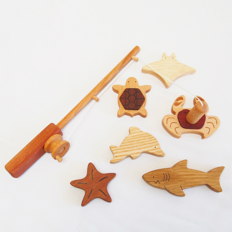 木のおもちゃ 知育玩具 磁石・ボルト・ひも遊び 魚釣り おもちゃ 魚つり遊びセット 海の仲間たち 磁石つき つりざお 海の生き物6個入り スプソリ  SOOPSORI すぷそり